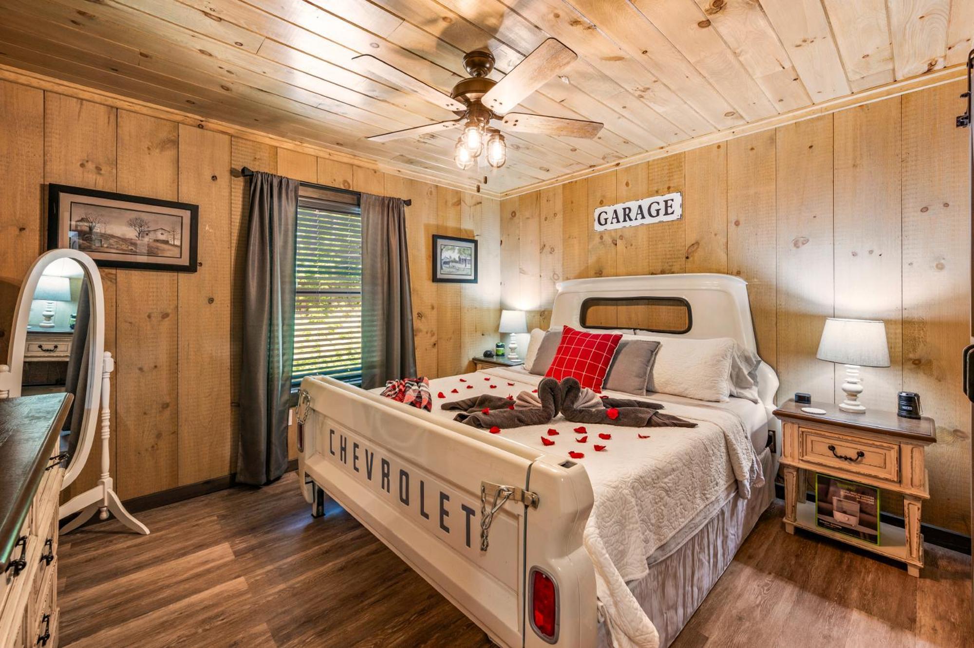 Lil Cabin In The Cove! Mtn Views, Theater, Hot Tub, Games, King Beds, Prime Location! Sevierville Eksteriør billede