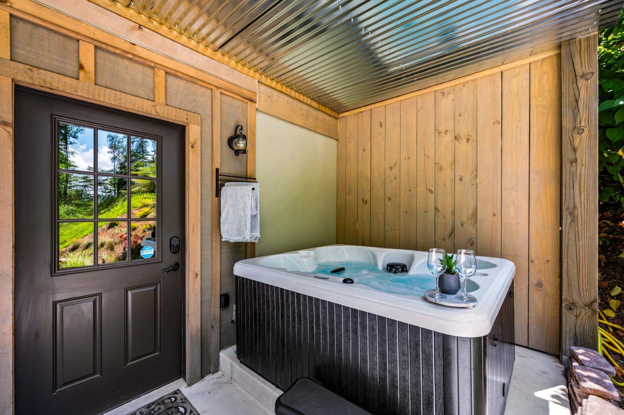 Lil Cabin In The Cove! Mtn Views, Theater, Hot Tub, Games, King Beds, Prime Location! Sevierville Eksteriør billede