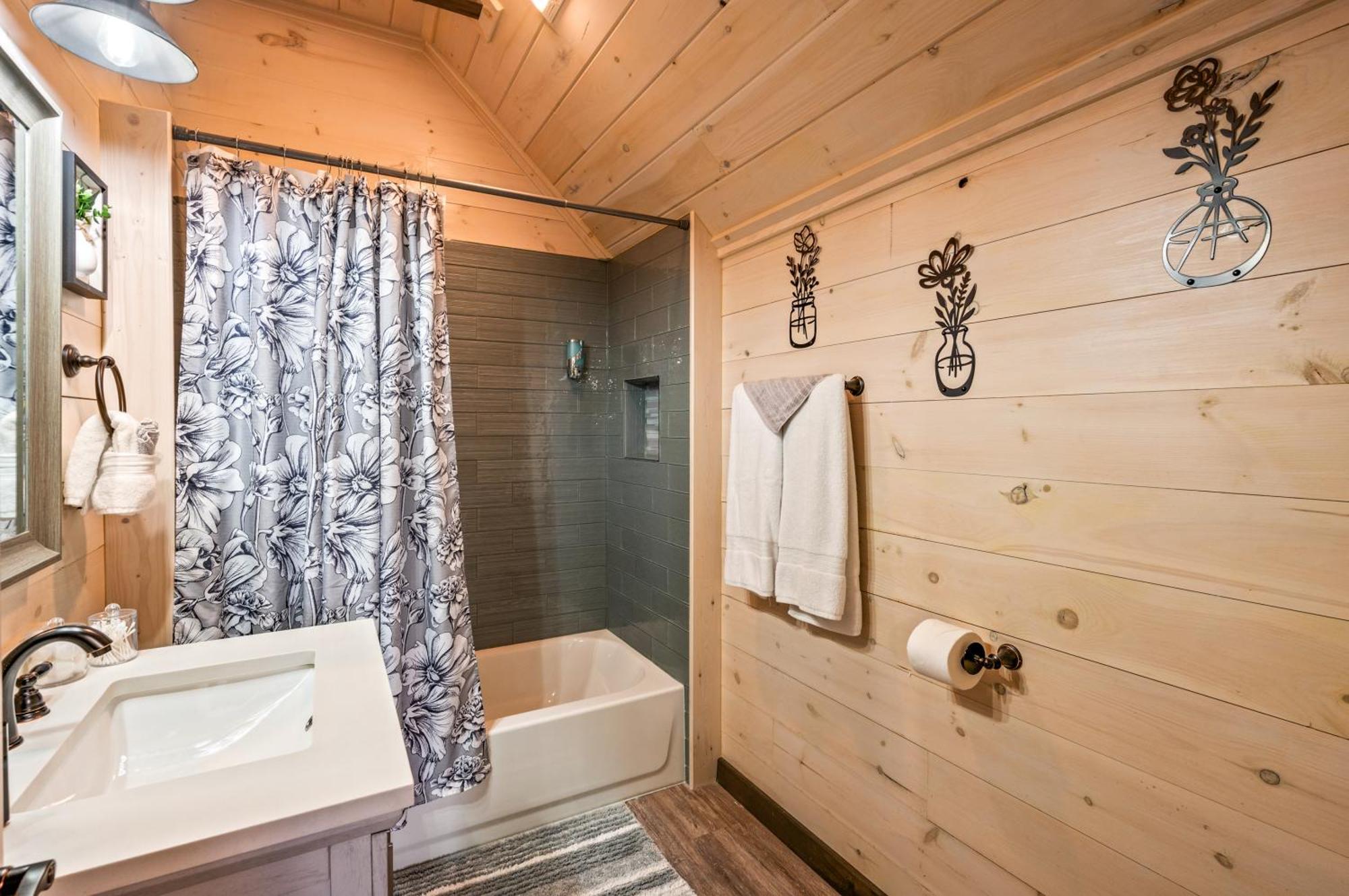 Lil Cabin In The Cove! Mtn Views, Theater, Hot Tub, Games, King Beds, Prime Location! Sevierville Eksteriør billede