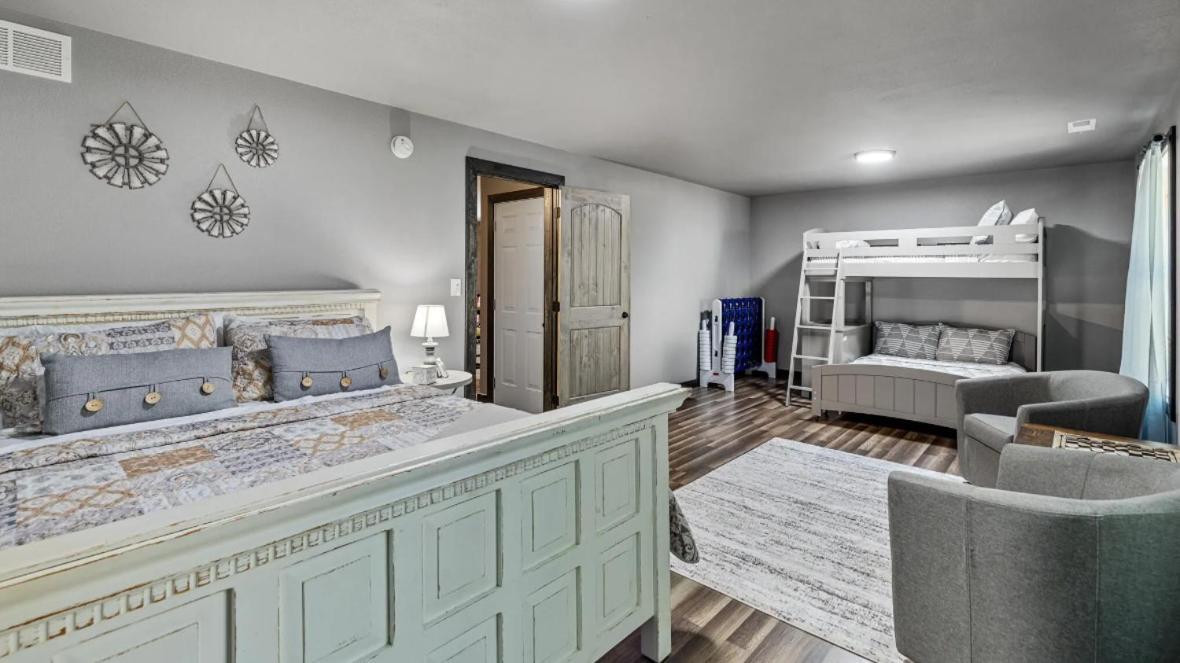 Lil Cabin In The Cove! Mtn Views, Theater, Hot Tub, Games, King Beds, Prime Location! Sevierville Eksteriør billede